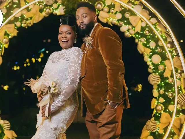 community star yvette nicole brown weds anthony davis in heartfelt los angeles ceremony community star yvette nicole brown weds anthony davis in heartfelt los angeles ceremony