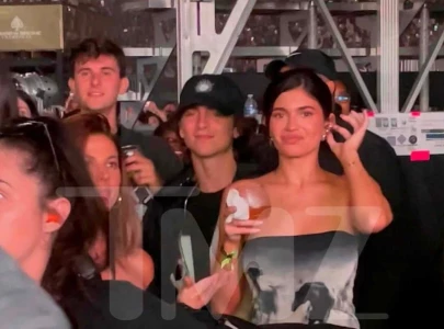 it s official kylie jenner timothee chalamet seal romance rumours with a kiss it s official kylie jenner timothee chalamet seal romance rumours with a kiss