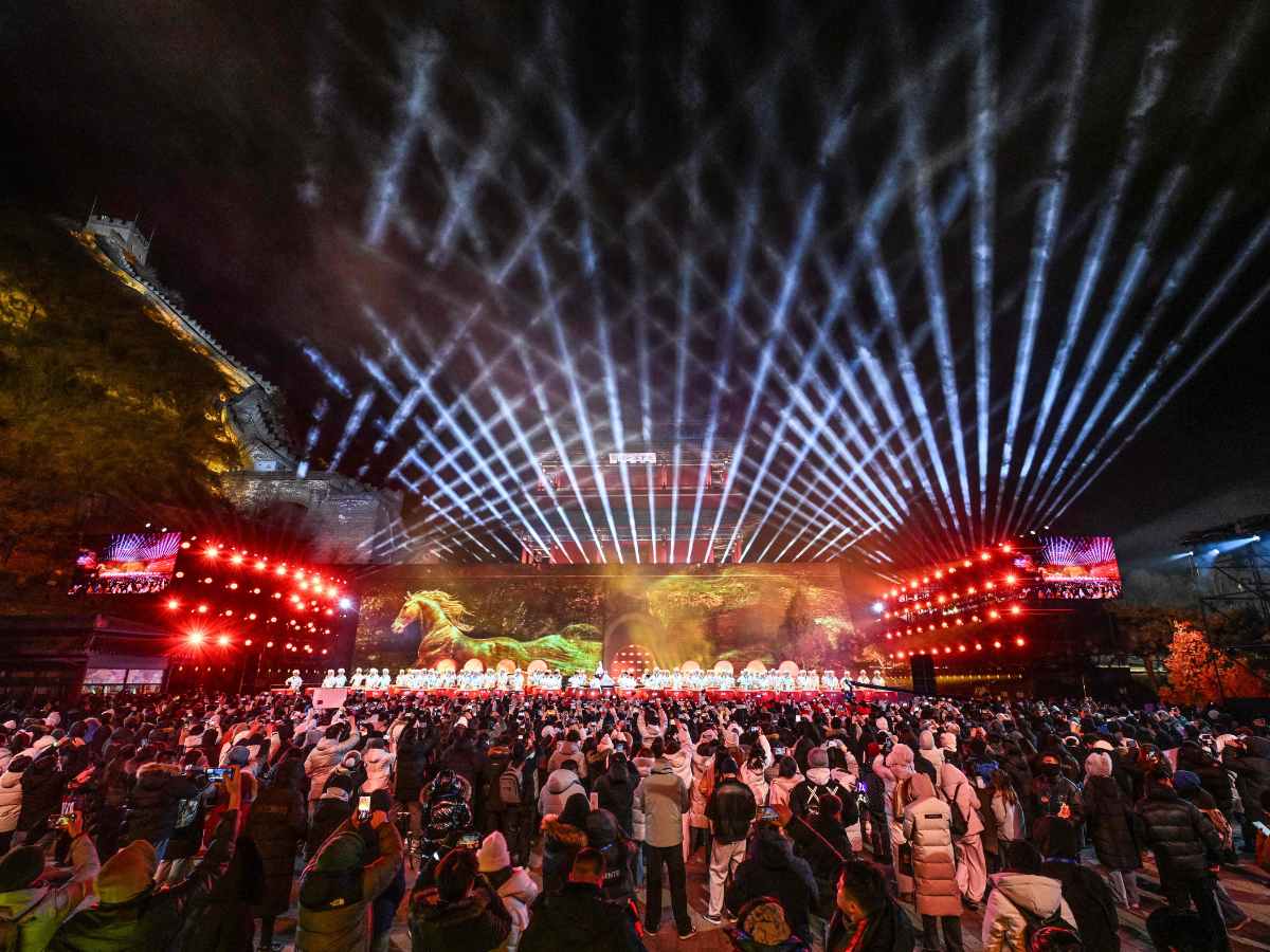 Dancers perform on stage as people celebrate the New Year 2026 at the Juyongguan Great Wall, Beijing, on January 1, 2026. Photo: AFP