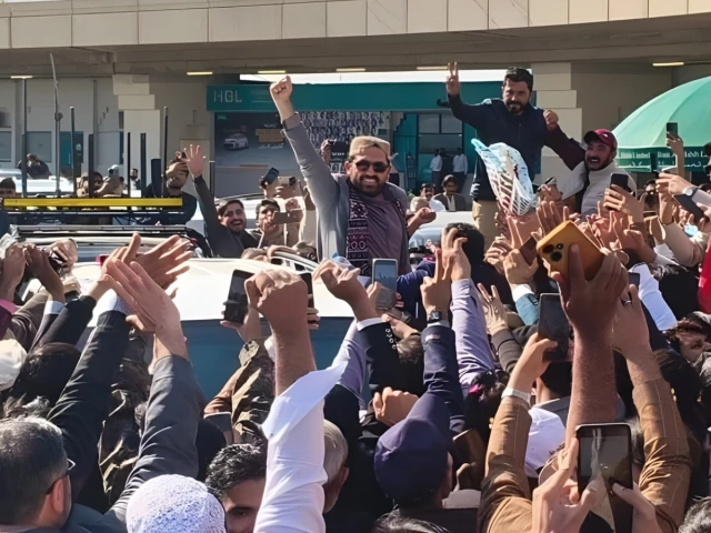 khyber pakhtunkhwa chief minister sohail afridi responds to chanting supporters upon his arrival at karachi airport on friday photo x khyber pakhtunkhwa chief minister sohail afridi responds to chanting supporters upon his arrival at karachi airport on friday photo x