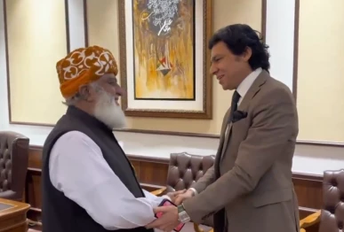 senator faisal vawda shakes hands with jamiat ulema i islam jui f chief maulana fazl ur rehman after a meeting at the latter s residence in islamabad on wednesday screengrab