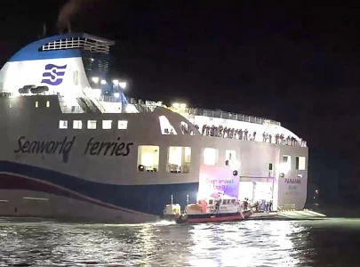 south korean ferry carrying 267 passengers runs aground south korean ferry carrying 267 passengers runs aground