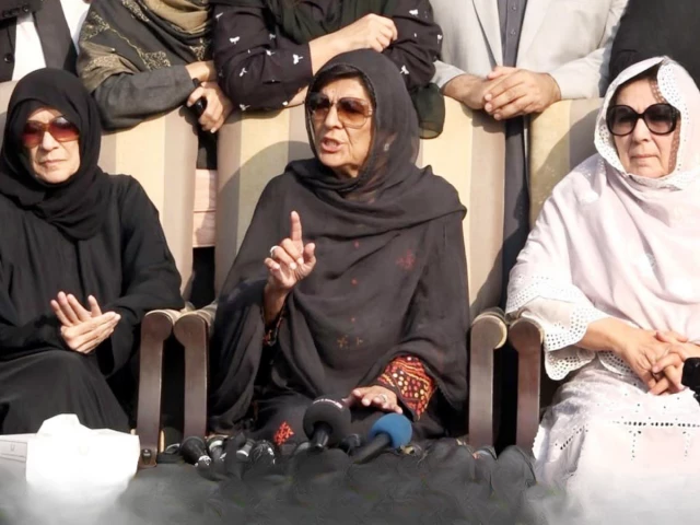 sisters of pti founder imran khan dr uzma khan left aleema khan and noreen khan address a press conference in islamabad on wednesday nov 19 2025 photo sabah