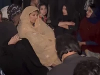 imran khan s sister aleema khan during a sit in outside adiala jail on tuesday nov 25 2025 screengrab