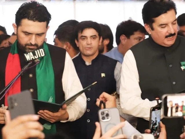 khyber pakhtunkhwa governor faisal karim kundi administers the oath to pti s sohail afridi as chief minister at the governor house in peshawar on wednesday oct 15 2025 photo via x