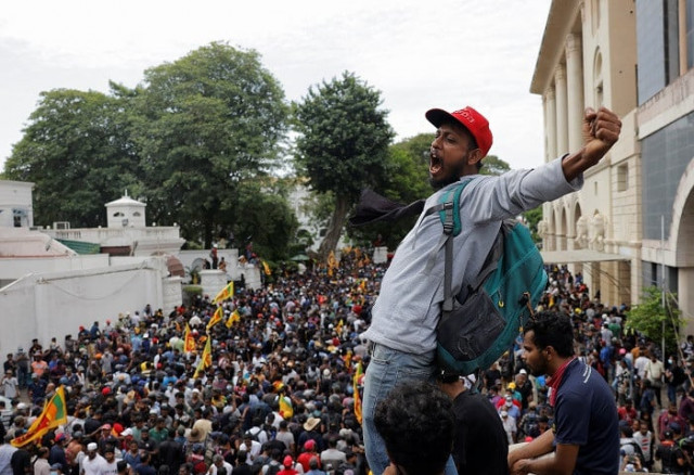 demonstrators protest inside the president s house premises after president gotabaya rajapaksa fled amid the country s economic crisis in colombo sri lanka photo reuters demonstrators protest inside the president s house premises after president gotabaya rajapaksa fled amid the country s economic crisis in colombo sri lanka photo reuters