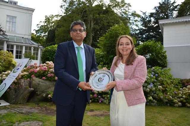ambassador suljuk mustansar tarar presents shield to ambassador karin mossenlechener photo pakistan embassy