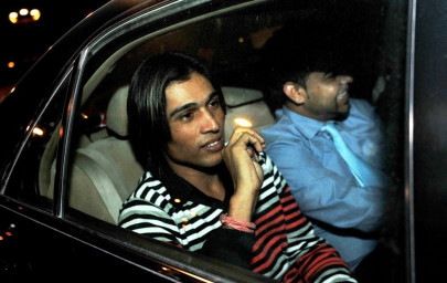 amir leaves for london to face trial amir leaves for london to face trial