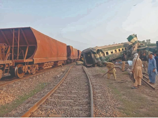 a bogie of the awami express traveling from peshawar to karachi derailed at lodhran junction due to brake failure photo express a bogie of the awami express traveling from peshawar to karachi derailed at lodhran junction due to brake failure photo express
