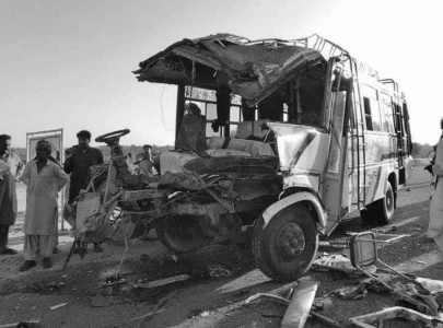 five killed as trailer crashes into pilgrims coach