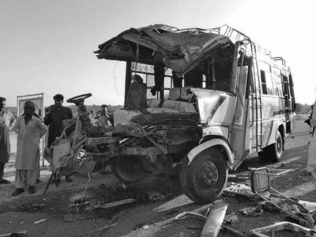 Five killed as trailer crashes into pilgrims' coach