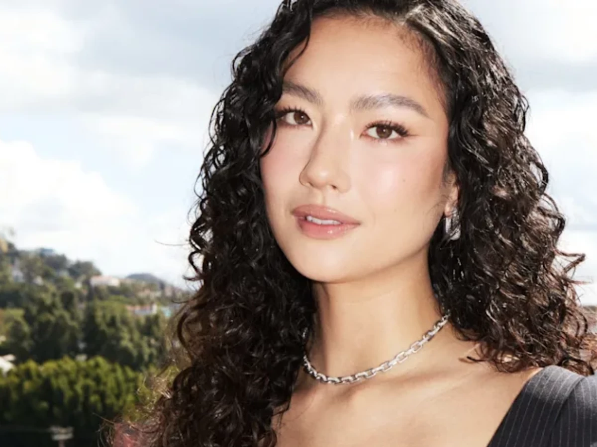netflix s 13 going on 30 reboot adds mortal kombat star adeline rudolph to cast