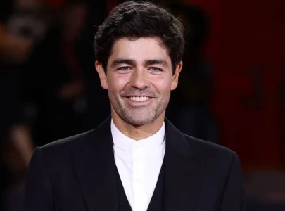 adrian grenier speaks up about missing devil wears prada 2