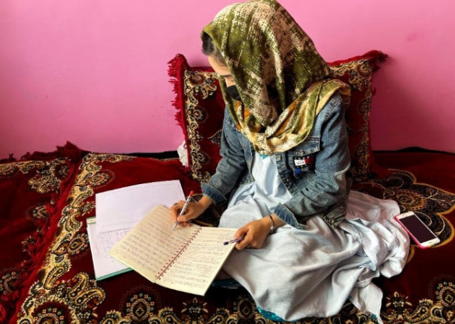 afghan girls struggle with poor internet as they turn to online classes afghan girls struggle with poor internet as they turn to online classes