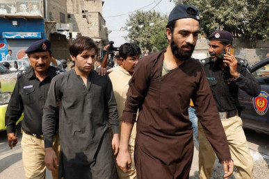police escorting suspected illegal afghan nationals during government s campaign to evict illegal foreigner from pakistan photo reuters