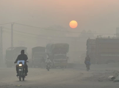 smog pushes lahore aqi to unhealthy levels smog pushes lahore aqi to unhealthy levels