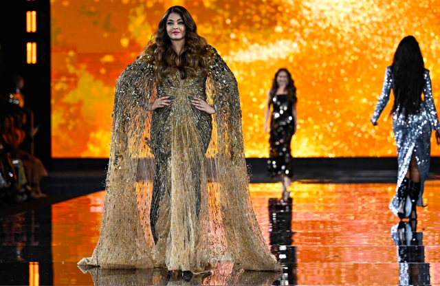 in pictures aishwarya rai bachchan struts at paris fashion week in pictures aishwarya rai bachchan struts at paris fashion week