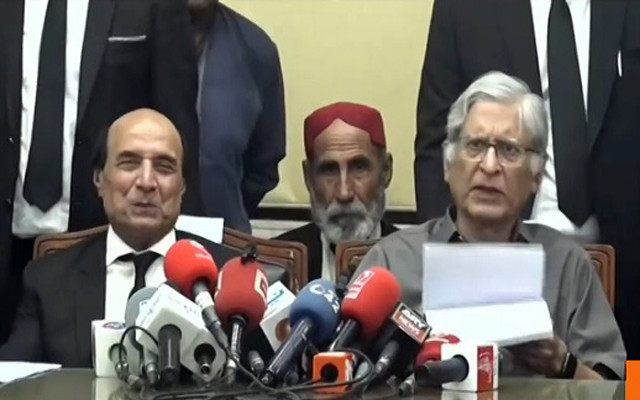 prominent lawyers sardar latif khosa and chaudhry aitzaz ahsan addressing a press conference in lahore on monday september 4 2023 screengrab