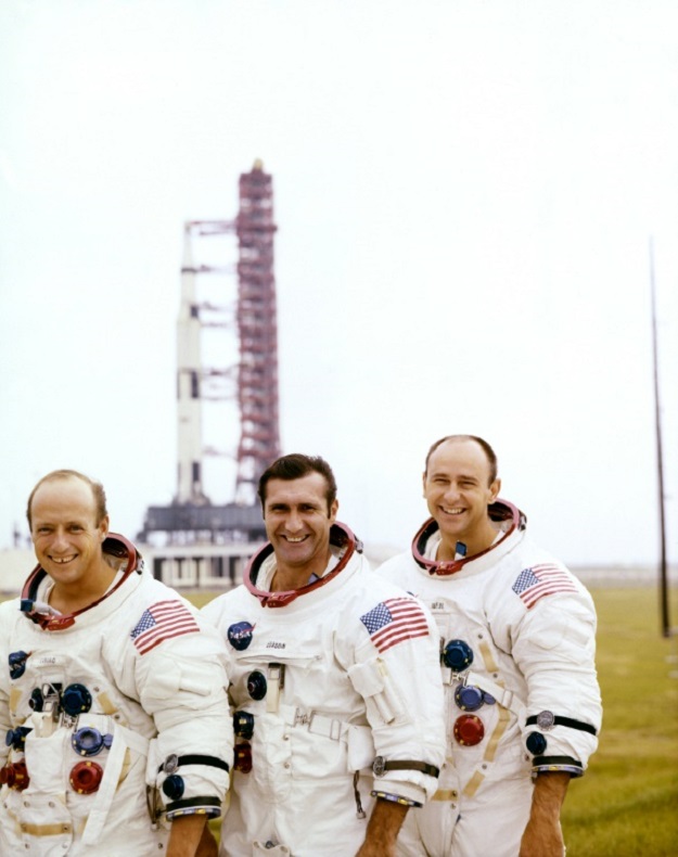 alan bean r pictured in november 1969 with his fellow us astronauts of apollo 12 charles pete conrad jr l commander and richard f gordon command module pilot c in front of their saturn v space vehicle photo afp