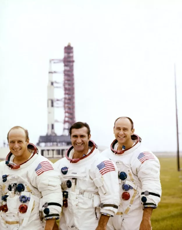 alan bean r pictured in november 1969 with his fellow us astronauts of apollo 12 charles pete conrad jr l commander and richard f gordon command module pilot c in front of their saturn v space vehicle photo afp alan bean r pictured in november 1969 with his fellow us astronauts of apollo 12 charles pete conrad jr l commander and richard f gordon command module pilot c in front of their saturn v space vehicle photo afp