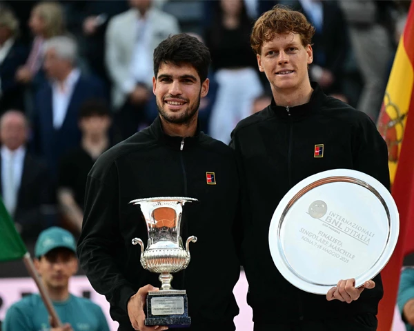 carlos alcaraz and jannik sinner will renew their rivalry in the french open final three weeks after facing off for the rome title photo afp file