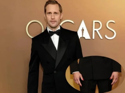 alexander skarsg rd turns heads with red nails at governors awards