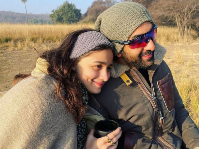 fans have theories around ranbir kapoor alia bhatt s pregnancy announcement fans have theories around ranbir kapoor alia bhatt s pregnancy announcement