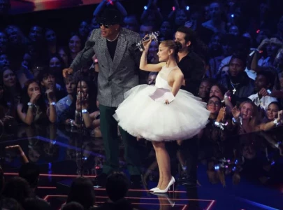 ariana grande wins video of the year at 2025 vmas discusses healing and growth in speech