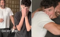 jake gyllenhaal surprises young adolescence star before big emmy win