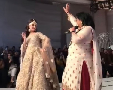 alizeh shah thanks fireball shazia manzoor for helping her after she slipped on ramp