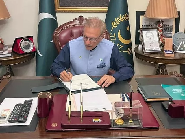 president dr arif alvi denies having signed official secrets act amendment act 2023 and army act amendment 2023 he is pictured here giving the green signal to recently passed pemra amendment law photo pid file president dr arif alvi denies having signed official secrets act amendment act 2023 and army act amendment 2023 he is pictured here giving the green signal to recently passed pemra amendment law photo pid file