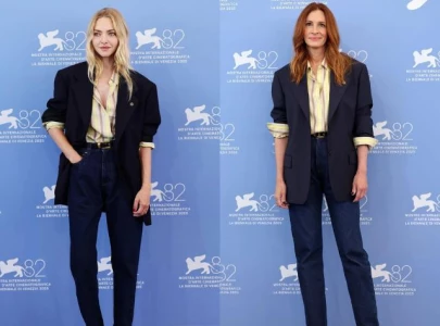 who wore it best amanda seyfried and julia roberts end up twinning who wore it best amanda seyfried and julia roberts end up twinning