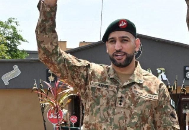 boxer amir khan in army uniform and presented ranks with honor for 24 hours photo by express boxer amir khan in army uniform and presented ranks with honor for 24 hours photo by express