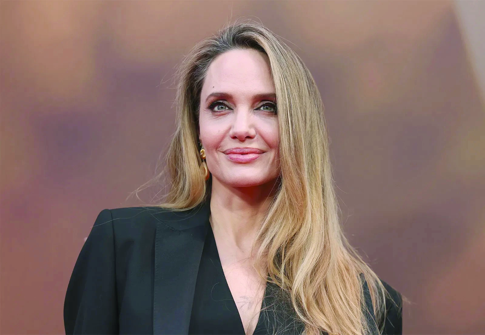 angelina jolie plans move abroad and says i don t recognize my country