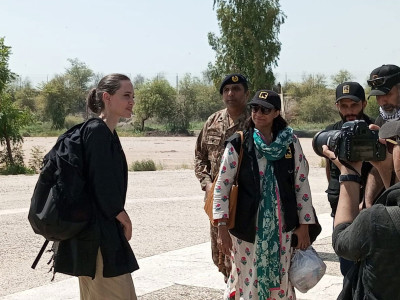angelina jolie arrives in pakistan to help flood affectees angelina jolie arrives in pakistan to help flood affectees