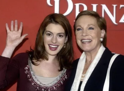 anne hathaway pushed hard for julie andrews to return in princess diaries 3