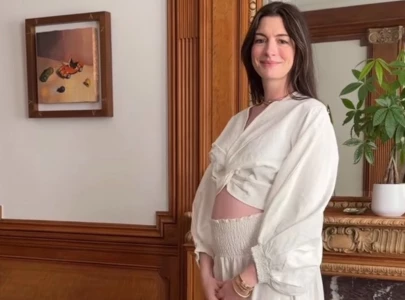 anne hathaway wears dress backward laughs off outfit mistake during the odyssey tour