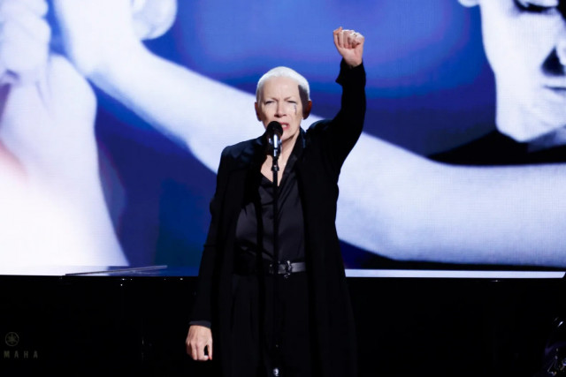 annie lennox calls for ceasefire in gaza says value of human life has been reduced to zero