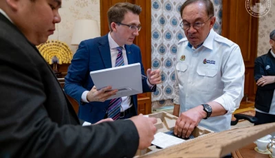 malaysian prime minister anwar ibrahim inspecting starlink kits photo anwar ibrahim x