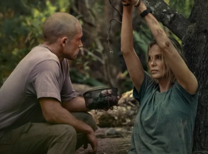 apex trailer reveals charlize theron hunted by taron egerton in netflix thriller