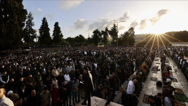 around 120 000 muslims do special prayers at al aqsa mosque photo anadolu agency around 120 000 muslims do special prayers at al aqsa mosque photo anadolu agency