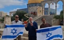 zionist occupiers raise israel s flag as they storm jerusalem s al aqsa mosque