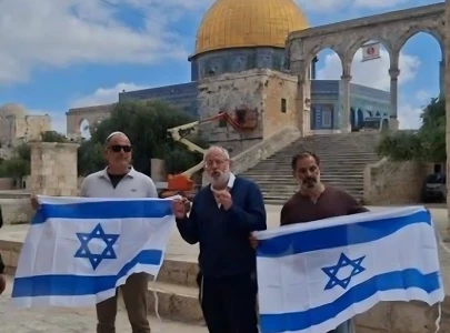 zionist occupiers raise israel s flag as they storm jerusalem s al aqsa mosque