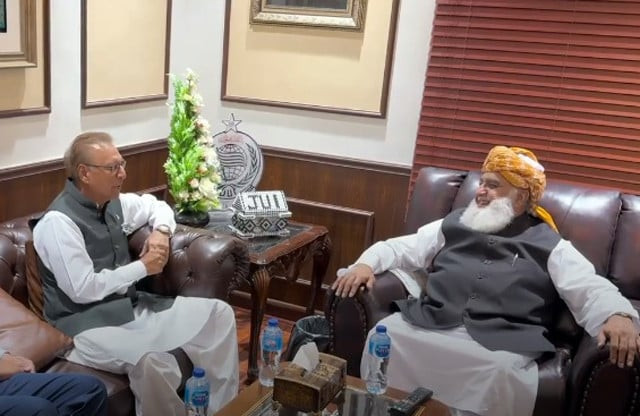 former president and senior pti leader arif alvi met with jui f chief maulana fazlur rehman at his residence in islamabad on tuesday screengrab former president and senior pti leader arif alvi met with jui f chief maulana fazlur rehman at his residence in islamabad on tuesday screengrab
