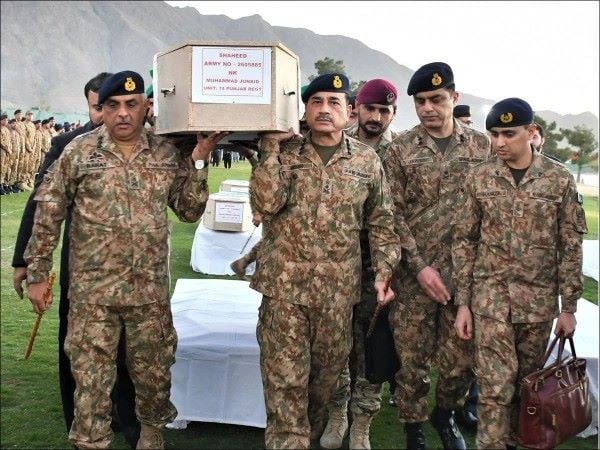 coas general syed asim munir shoulders the coffin of a martyr of the quetta railway station blast photo app