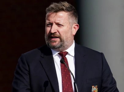 man utd ceo arnold to leave the club