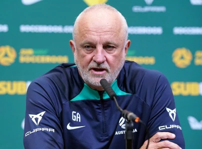 arnold defends australia s negativity in asian cup