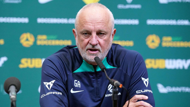 arnold defends australia s negativity in asian cup