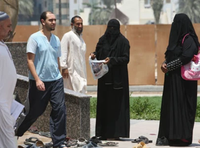 uae arrests 10 pakistanis including five women for begging uae arrests 10 pakistanis including five women for begging