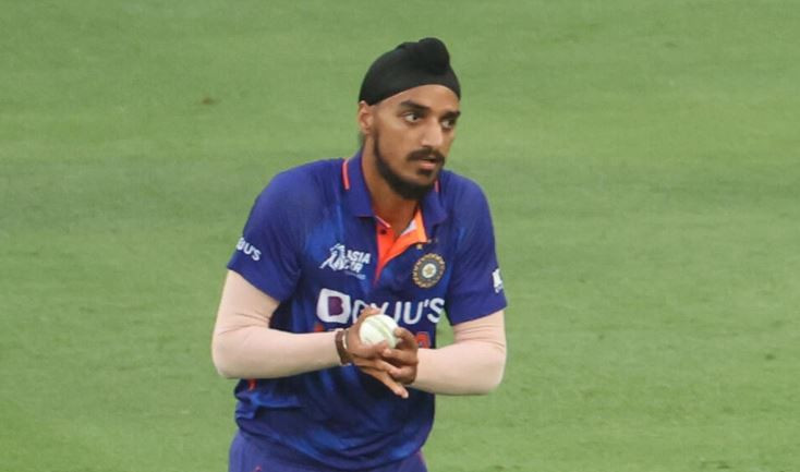 Photo of Sikh Indian cricketer trolled for dropped catch in Pakistan clash